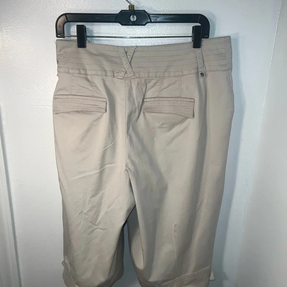 Venezia 16, tan flared Bermuda shorts. cuffed hem w/ belt zipper hook ,button - Picture 8 of 9